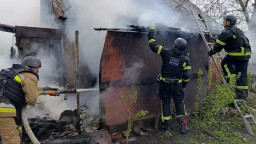 Ворожі дрони атакували приватний сектор Красноторки: горіла господарська споруда