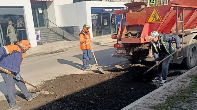 У Лівобережному районі Маріуполя шляховики розпочали ремонт вулиць на прохання мешканців