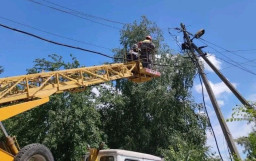 Буревій знеструмив частину Слов'янська: ремонтні бригади працюють без вихідних