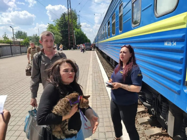 Евакуація з Донеччини на Закарпаття: рятувальники доставили 58 осіб Евакуація з Донеччини на Закарпаття: рятувальники доставили 58 осіб