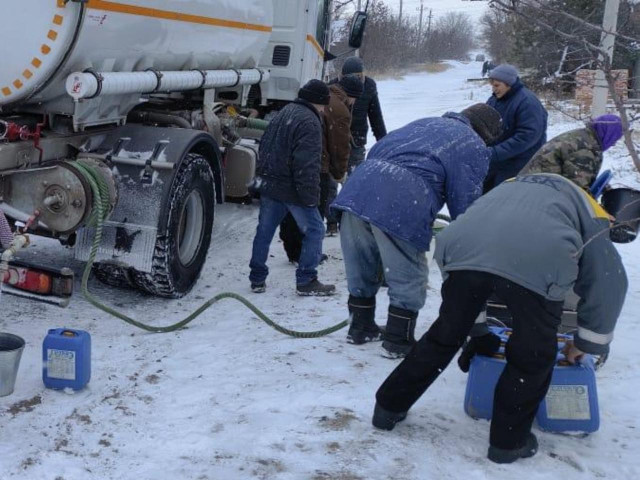 Вода для прифронтових міст: рятувальники Донеччини доставили понад 100 тонн за добу