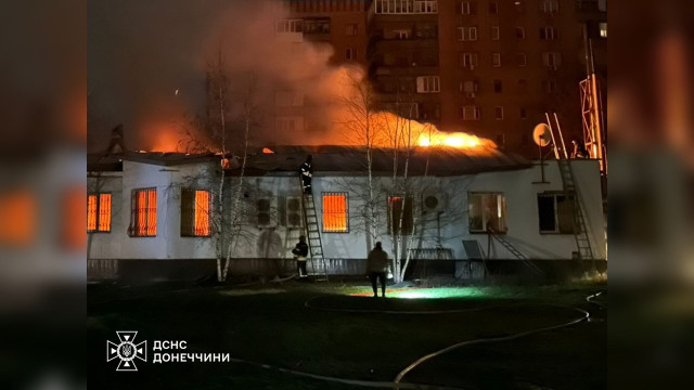 У Краматорську після обстрілу 8 годин гасили пожежу в кафе "Легенда"