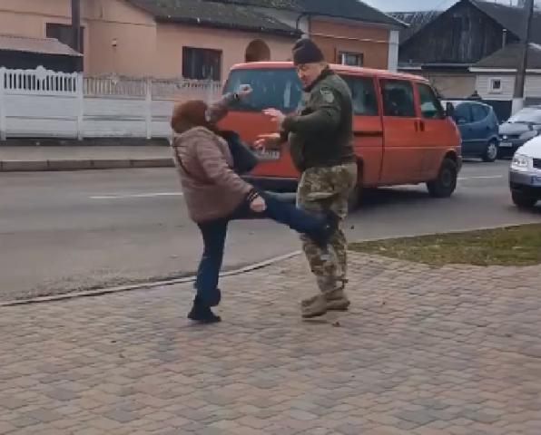 У Рівненській області жінка накинулася на представника ТЦК: била ногами та кричала