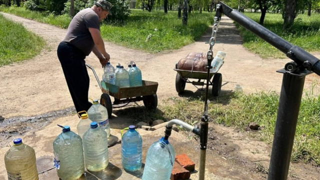 Вже понад місяць жителі Кришталевого на Луганщині потерпають від відсутності води Вже понад місяць жителі Кришталевого на Луганщині потерпають від відсутності води