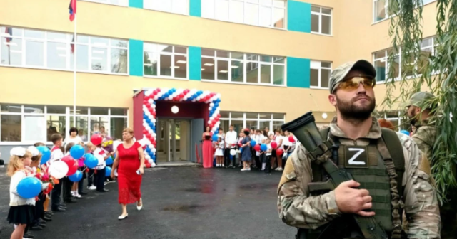 На Луганщині росіяни роздають школярам інструкції щодо спілкування з військовими