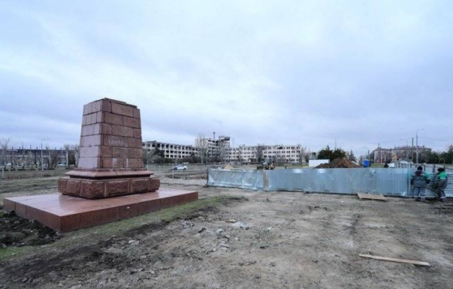 Окупанти створюють у Маріуполі монумент з ворожим гербом - міськрада