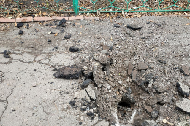Горлівка потрапила під обстріл: постраждали люди та пошкоджено автобус