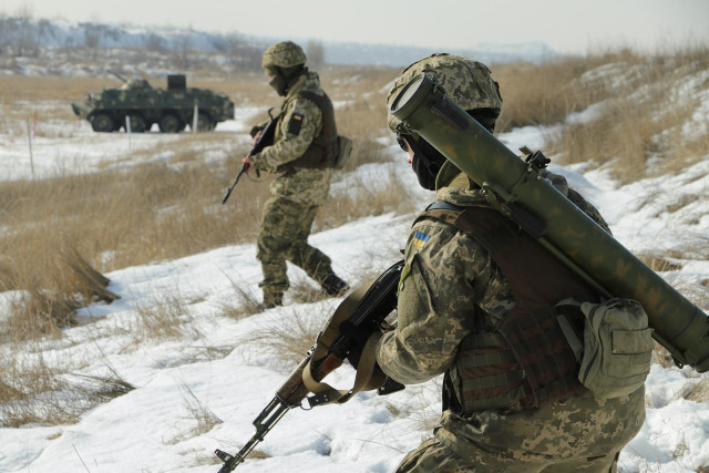 Важкі бої з окупантами: рашисти просунулися в районі Авдіївки