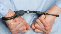 У Луганську чоловік обікрав пенсіонерку: виніс радіодеталі, ваги і серп