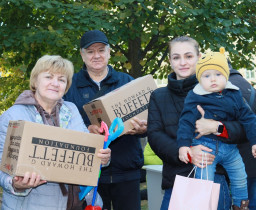 У Києві волонтери організували роздачу гуманітарної допомоги для переселенців з Селидового