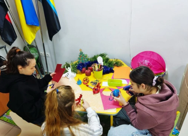 У хабах Торецької громади з'явилися прикрашені ялинки, створені переселенцями