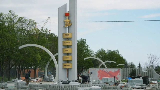 У Маріуполі відновлюють пам&rsquo;ятник із символікою СРСР: що відомо