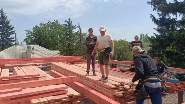 Окупанти видали ремонт аварійного даху у Володарському на Донеччині за "відновлення" житла