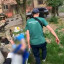 Парамедики рятували поранених під дронами: авіаудару по багатоповерхівці у Дружківці