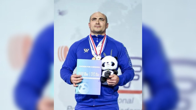 Паверліфтера з Луганщини Миколу Баранніка нагородили медаллю "За працю і звитягу" Паверліфтера з Луганщини Миколу Баранніка нагородили медаллю "За працю і звитягу"