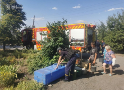 Мешканцям трьох населених пунктів Донеччини привезли 100 тисяч літрів води – ДСНС
