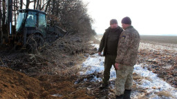 Луганські комунальники долучилися до будівництва фортифікаційних споруд на передовій