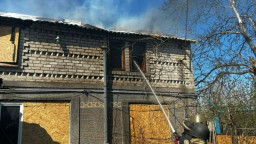 Обстріли, дрони та вогонь: у Краматорську горів приватний будинок після атаки БпЛА