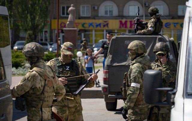 Окупанти завозять нову техніку та живу силу через Мелітополь і Маріуполь Окупанти завозять нову техніку та живу силу через Мелітополь і Маріуполь
