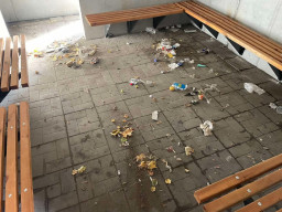 У Краматорську встановлені мобільні укриття перетворюють на смітник
