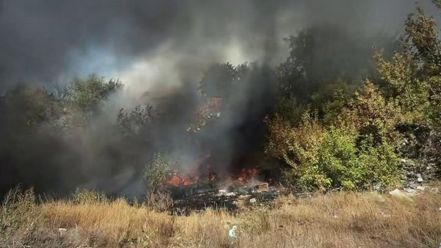 У Луганську сталася пожежа через займання сміття — вогонь підбирається до приватних будинків У Луганську сталася пожежа через займання сміття — вогонь підбирається до приватних будинків