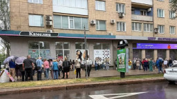 Збій сайту і гарячої лінії змушують людей штурмувати офіси &laquo;Фенікса&raquo;