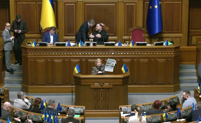 «Слуги» роздають газети замість дронів для фронту - Ірина Геращенко «Слуги» роздають газети замість дронів для фронту - Ірина Геращенко