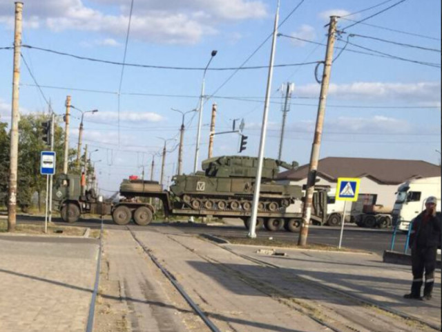 Окупанти не припиняють переміщення техніки через Маріуполь