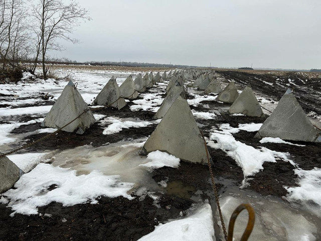 Десятки кілометрів окопів: противник будує нові лінії оборони на Донеччині