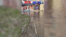 Комунальний колапс в окупованому Луганську: вулиці та двори затопило після злив