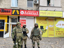 Під Мелітополем окупанти тероризують мешканців села, у той час як ворожі літаки пролітають в небі