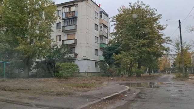 В Лисичанську окупанти покинули недоремонтовану багатоповерхівку під дощем В Лисичанську окупанти покинули недоремонтовану багатоповерхівку під дощем