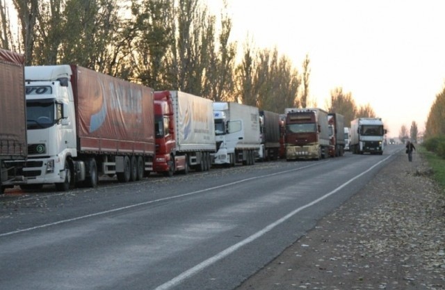Через Успенку и Новоазовск в РФ вывозят неизвестные грузы в тентованных грузовиках