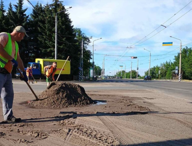 У Краматорську комунальники ліквідовують наслідки вчорашньої негоди (ФОТО)
