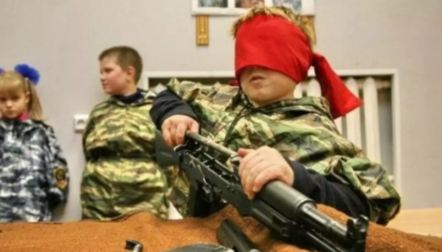 Окупанти залучили понад 6 тис дітей Луганщини до мілітаристського руху "Юнармія" Окупанти залучили понад 6 тис дітей Луганщини до мілітаристського руху "Юнармія"