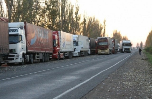 Через Мариновку проезжают тентованные грузовики с неизвестными грузами