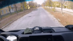 Жителі Зарічного пройшли 12 км пішки під дощем і дронами