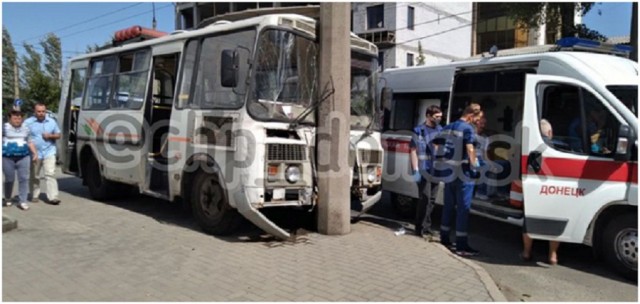 В центре Донецка маршрутный автобус врезался в столб
