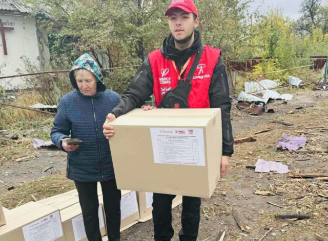 На Донеччині жителі двох селищ отримали допомогу від благодійників (ФОТО)