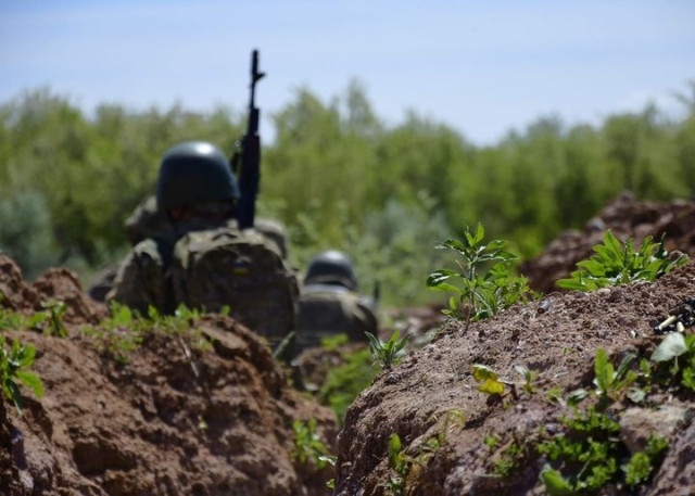 Окупанти тиснуть на Луганщині: українські військові відбили атаки біля семи населених пунктів
