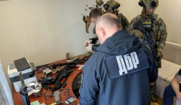 Правоохоронця з Донеччини викрили на перепродажі трофейної зброї — загрожує до 7 років ув’язнення