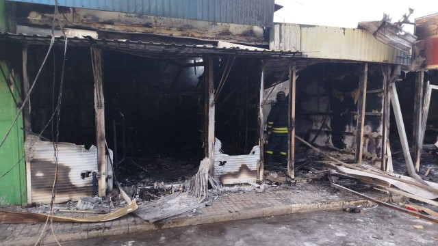 Окупанти завдали дронового удару по ринку в Краматорську: рятувальники всю ніч гасили пожежу