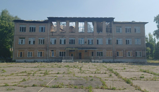 Школа та житлові будинки пошкоджені внаслідок нічної атаки дронів у Слов'янську Школа та житлові будинки пошкоджені внаслідок нічної атаки дронів у Слов'янську