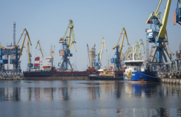 Ворог продовжує грабувати Донеччину: у порту Маріуполя два балкера завантажують надрами
