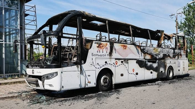 Дев'ятеро людей постраждали при атаці безпілотника на автобус у Старобешівському
