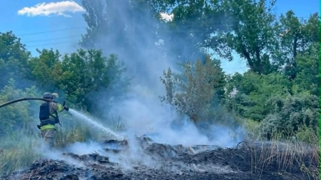 У Ясногірці через недбальство горіла суха трава &mdash; рятувальники загасили пожежу на 50 кв м