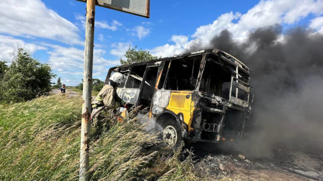 На тимчасово окупованому Донбасі згорів шкільний екскурсійний автобус