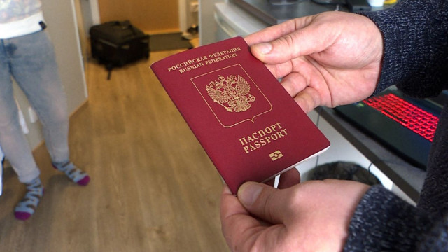 Мешканцям "ЛНР" недоступні закордонні паспорти нового зразка — лише старі на 5 років Мешканцям "ЛНР" недоступні закордонні паспорти нового зразка — лише старі на 5 років