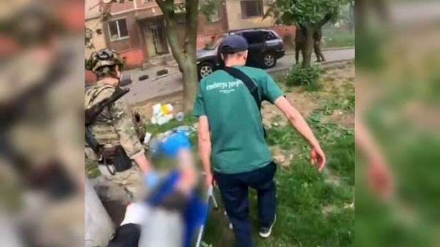 Парамедики рятували поранених під дронами: авіаудару по багатоповерхівці у Дружківці