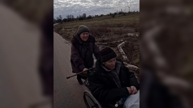Жінка 13 км везла чоловіка на візку з-під Костянтинівки: де зараз подружжя